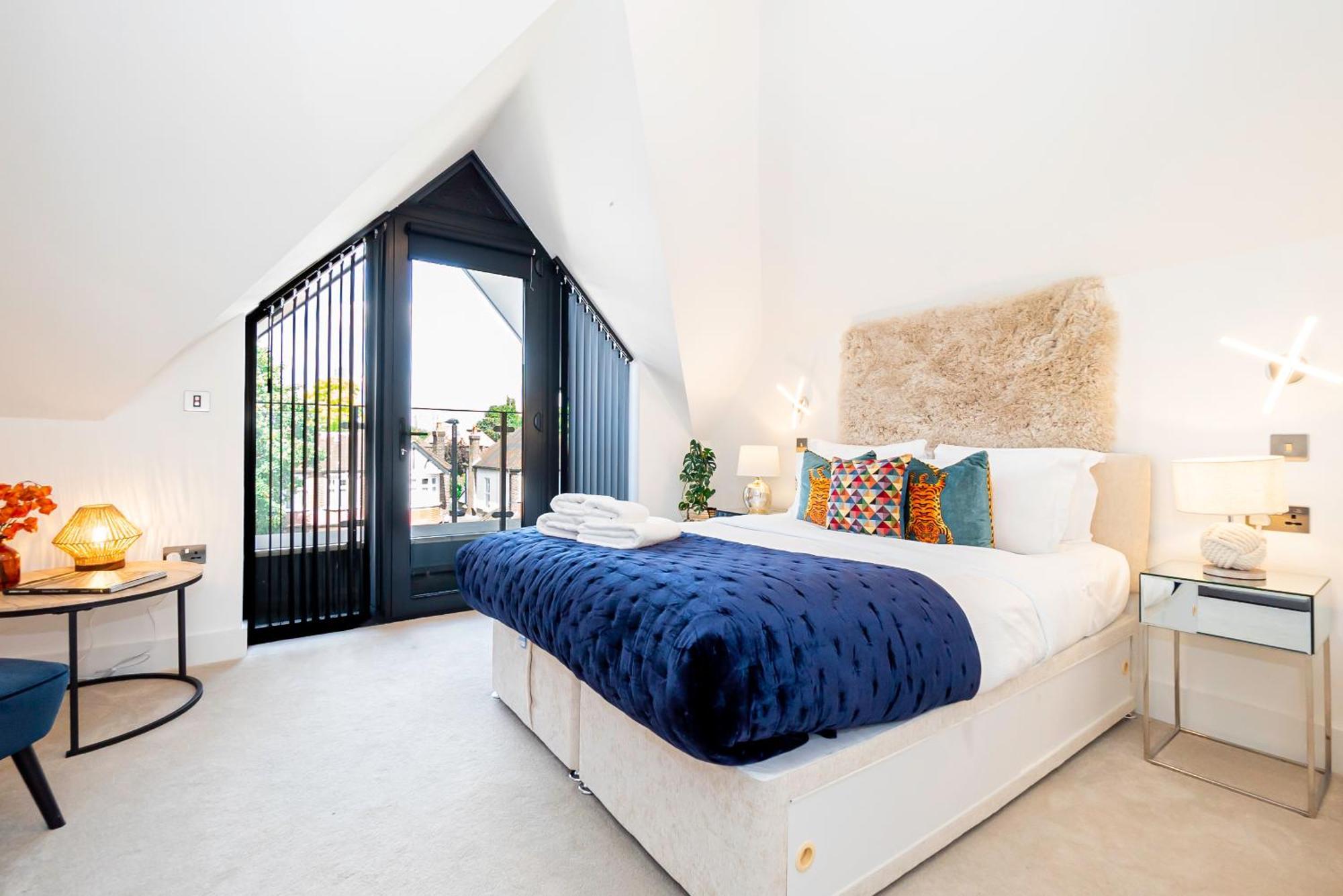 Superb Floor 1-bedroom Flat With Charming Two Balconies Leilighet London