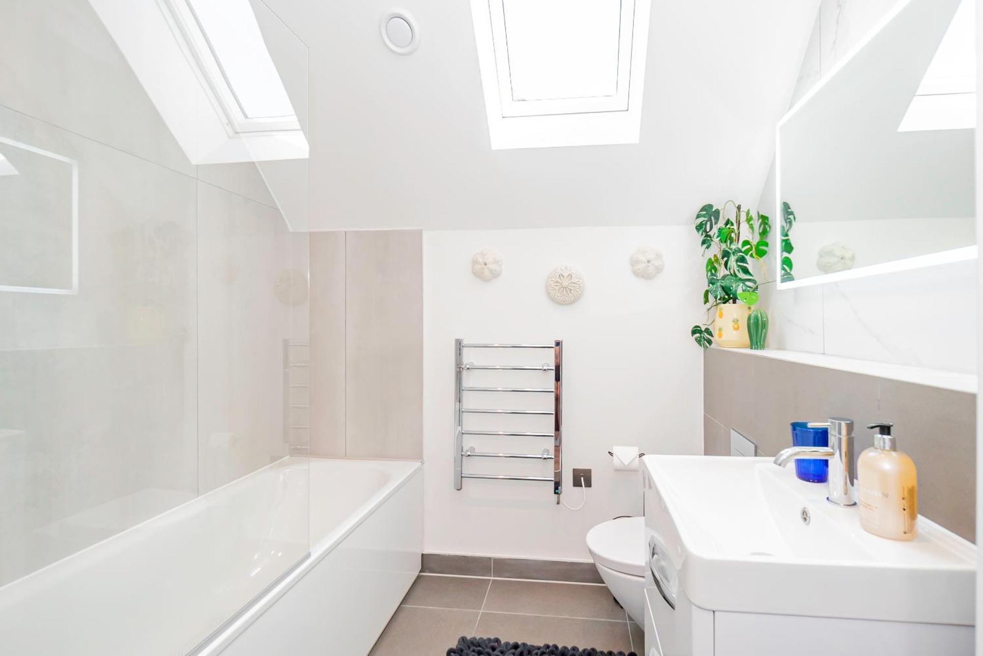Leilighet Superb Floor 1-bedroom Flat With Charming Two Balconies