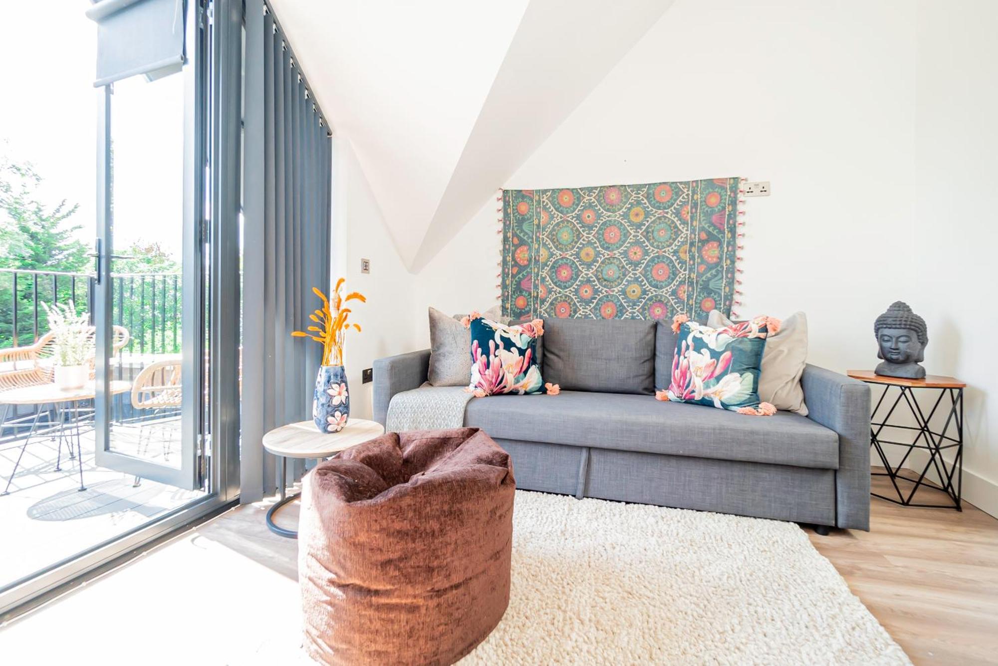 Superb Floor 1-bedroom Flat With Charming Two Balconies Leilighet *