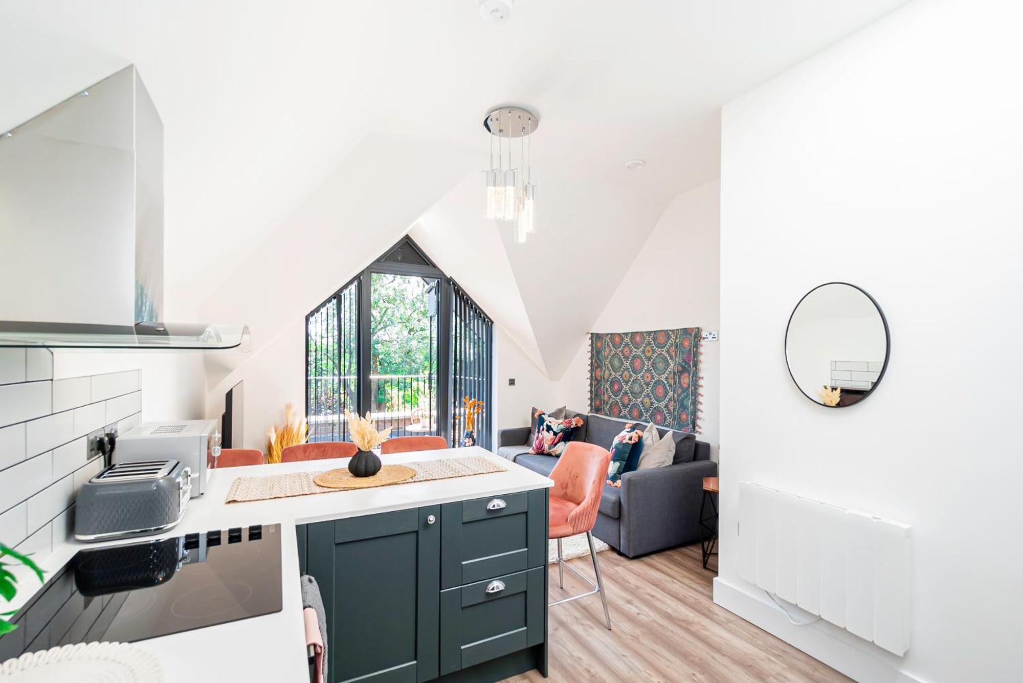 Leilighet Superb Floor 1-bedroom Flat With Charming Two Balconies London