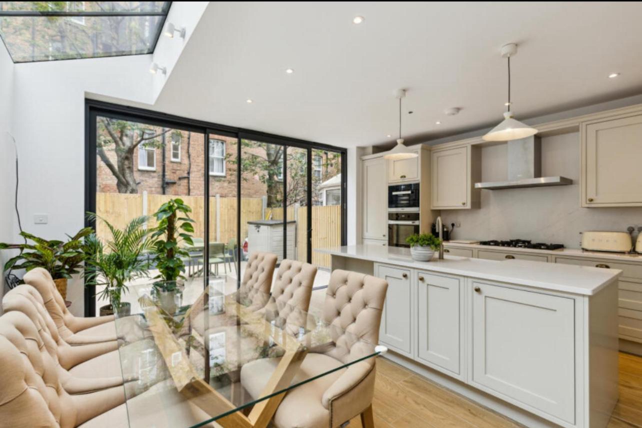 Stylish & Spacious 4 Beds House Feriehus *