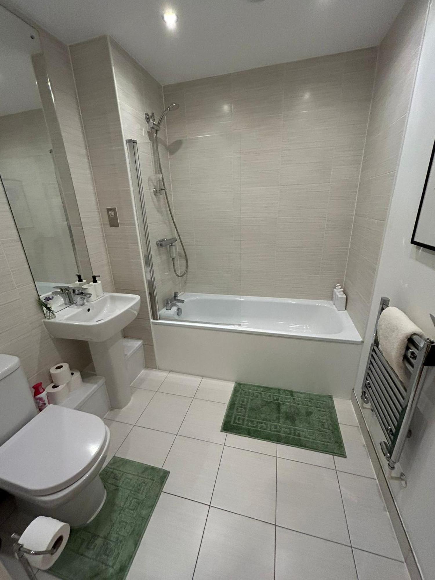 Stylish 3 Bed Near Downtown & Free Parking Apartment