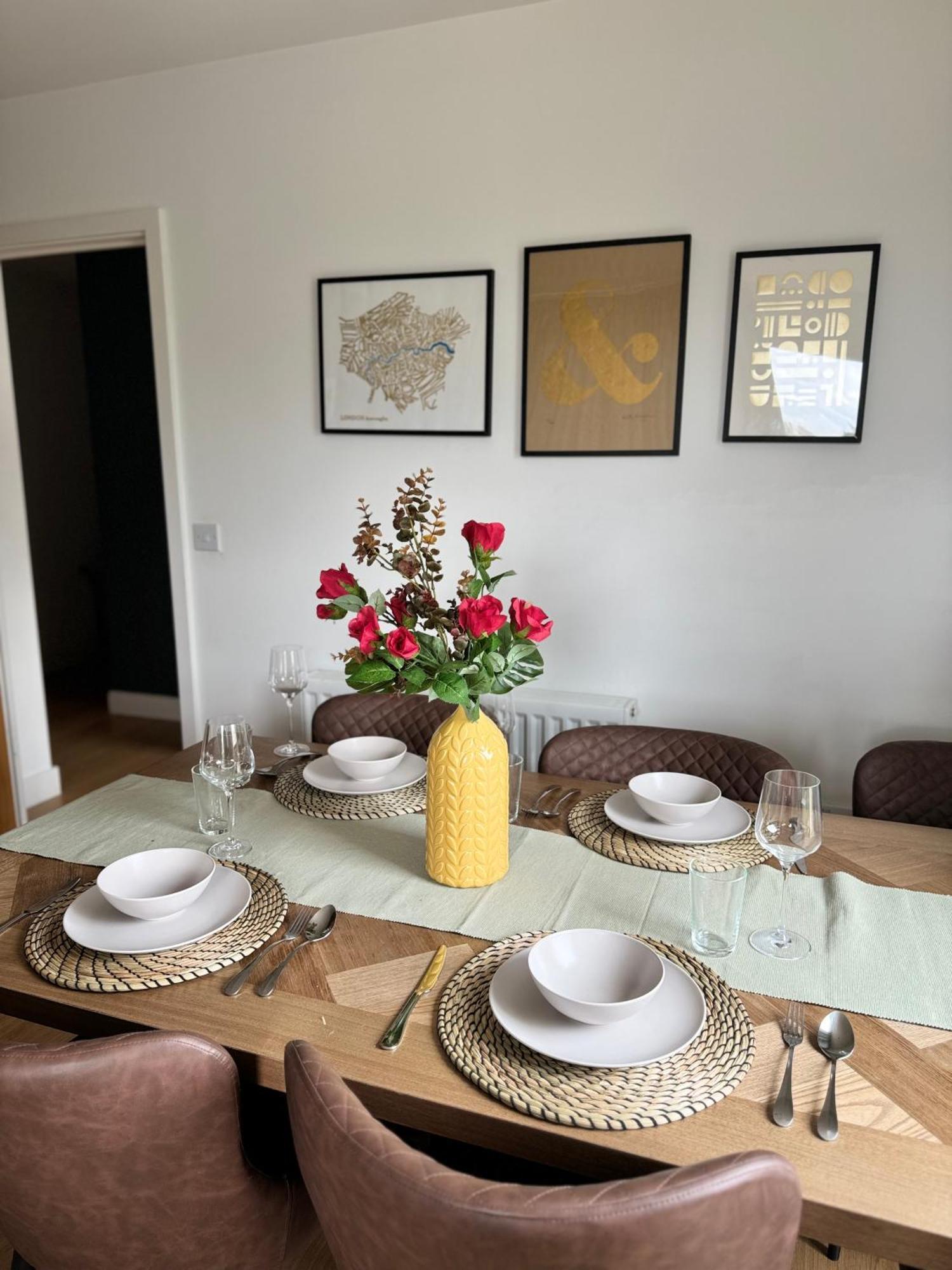 Stylish 3 Bed Near Downtown & Free Parking Apartment *