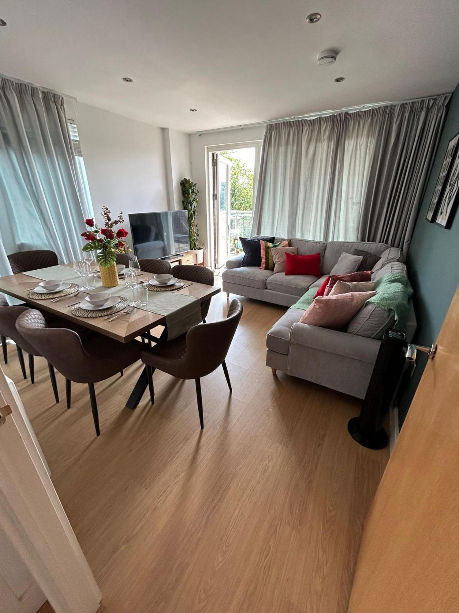 Apartment Stylish 3 Bed Near Downtown & Free Parking London