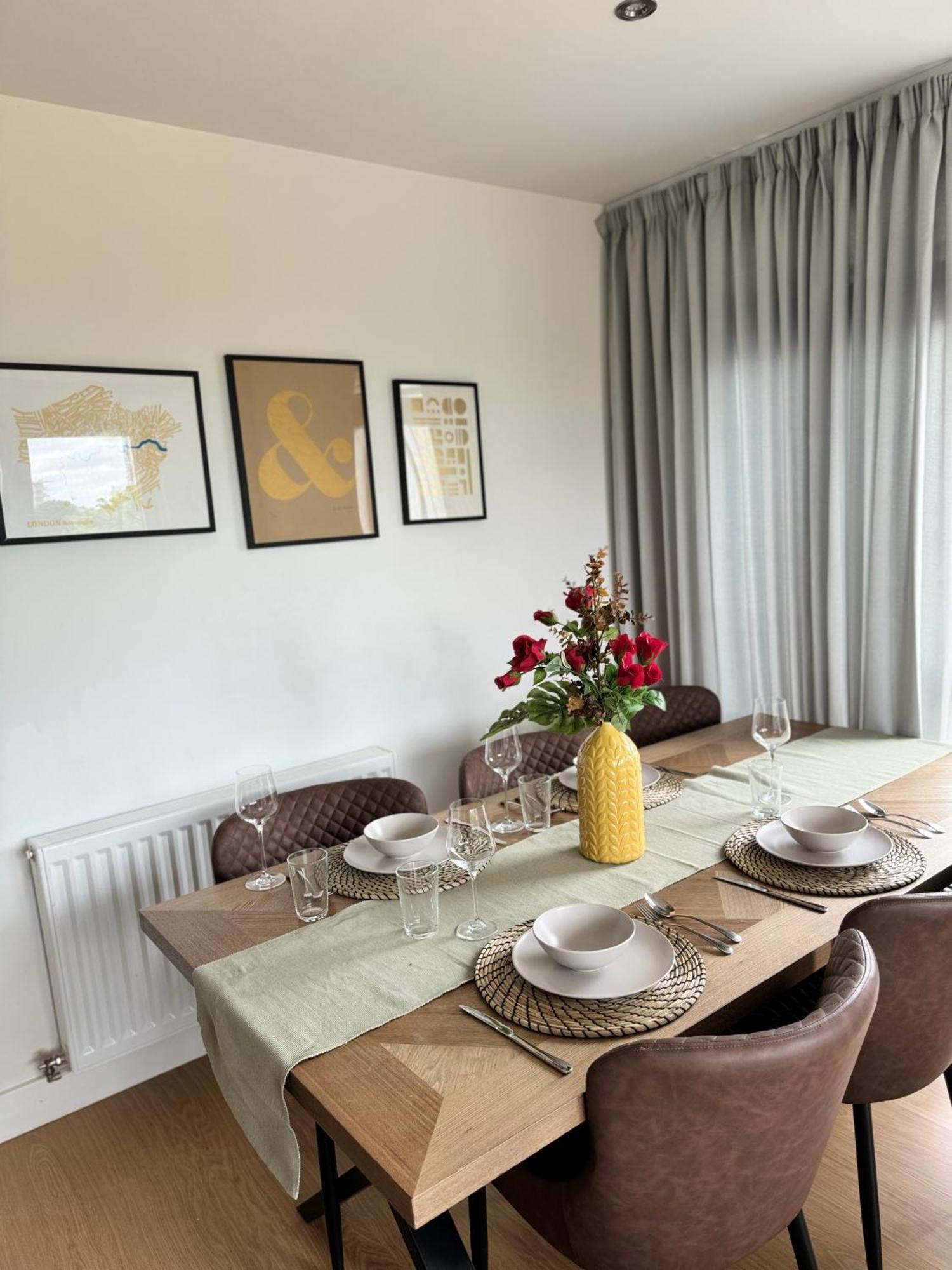 Stylish 3 Bed Near Downtown & Free Parking *