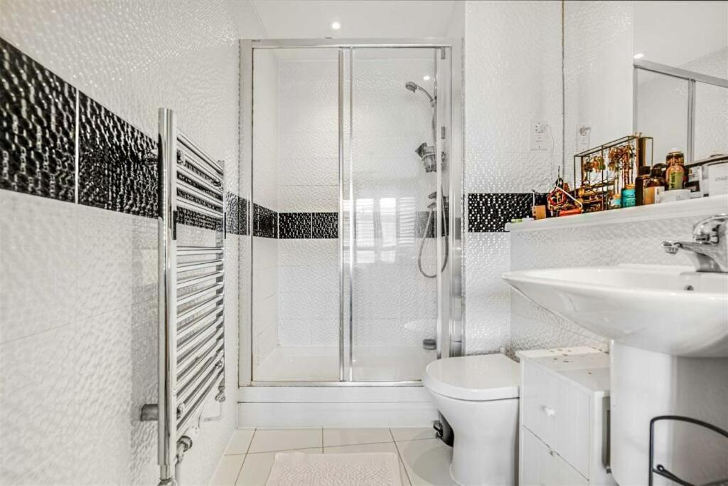 Apartment Stylish 2-bed - Check Profile London