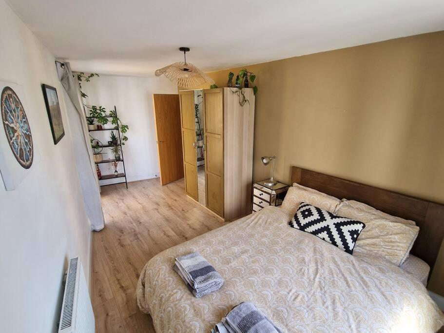 Stylish 2-bed - Check Profile Apartment