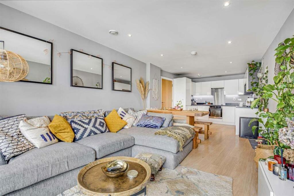 Stylish 2-bed - Check Profile Apartment London