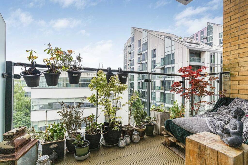 Apartment Stylish 2-bed - Check Profile London