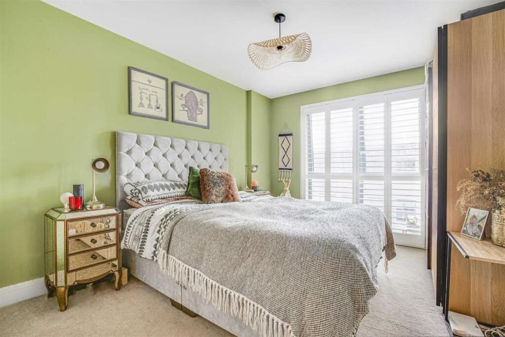 Stylish 2-bed - Check Profile