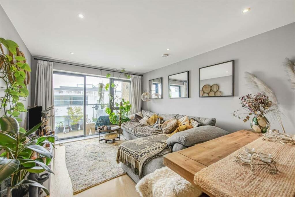 Apartment Stylish 2-bed - Check Profile London