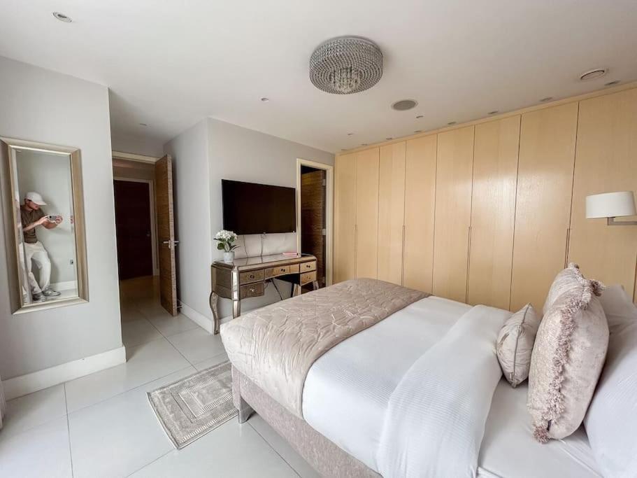 Stylish And Spacious In Prime Apartment