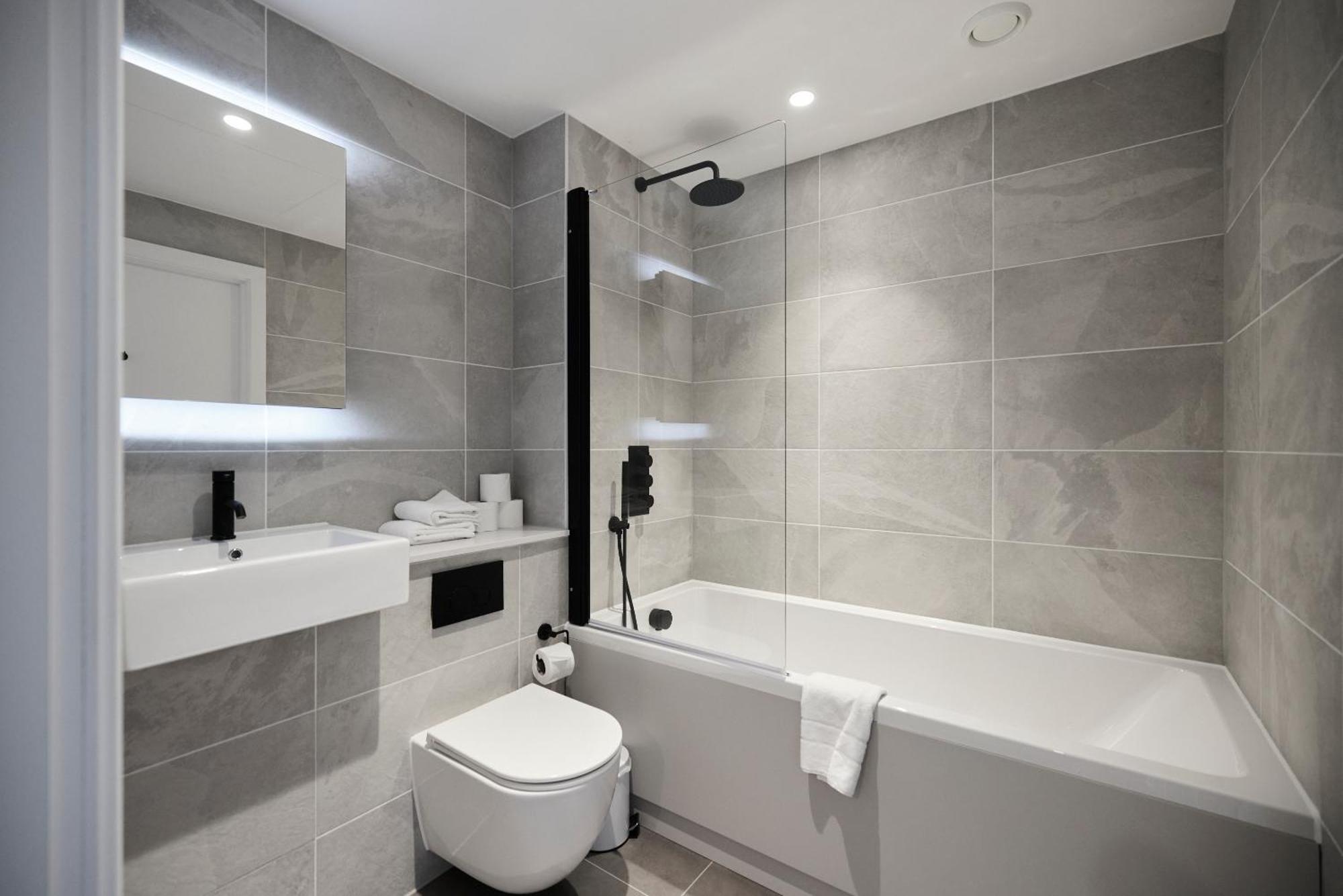 The Tottenham Hale Crib - Trendy 2bdr Flat With Balcony Apartment *