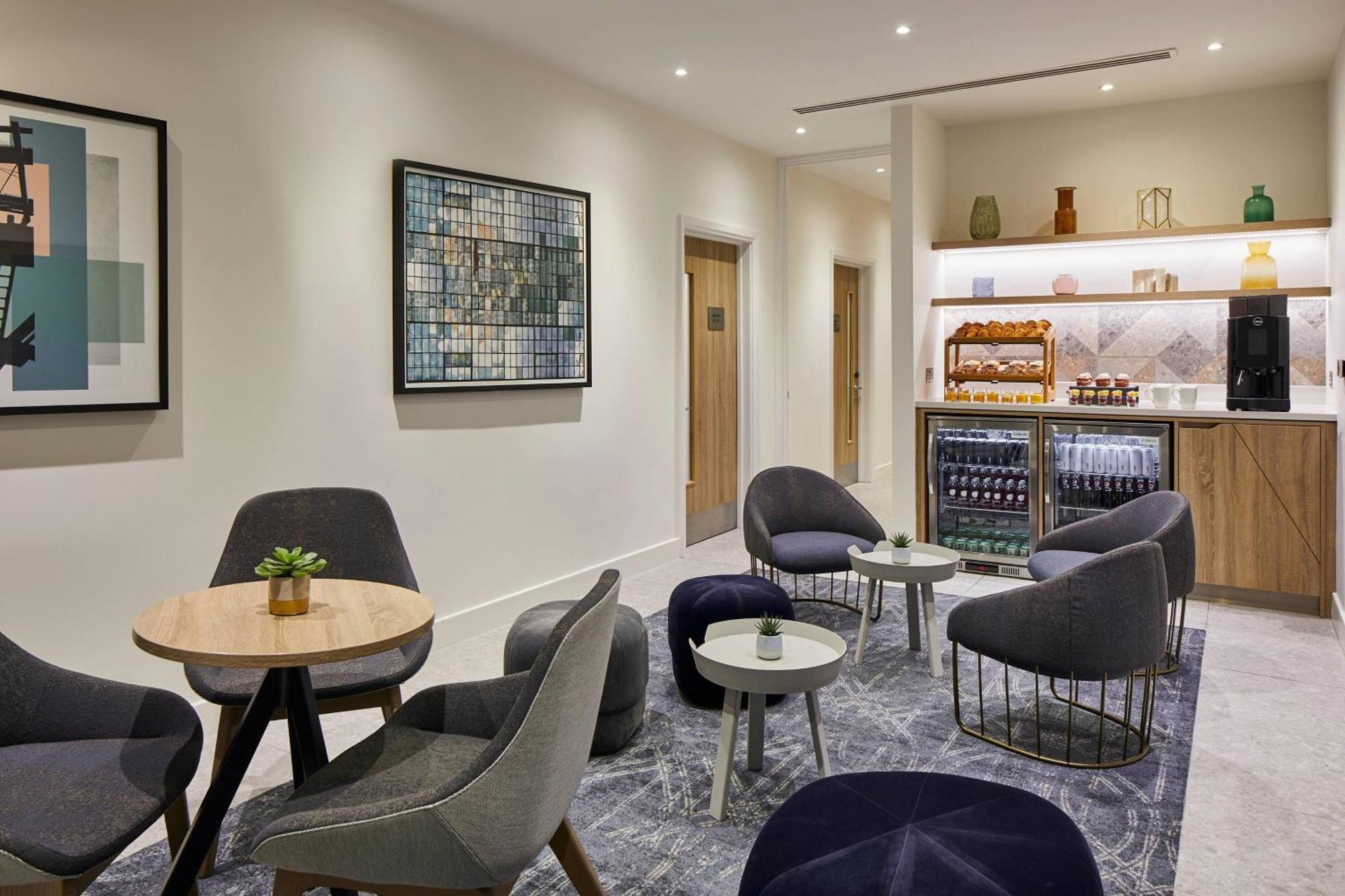Courtyard By Marriott Airport Hotel