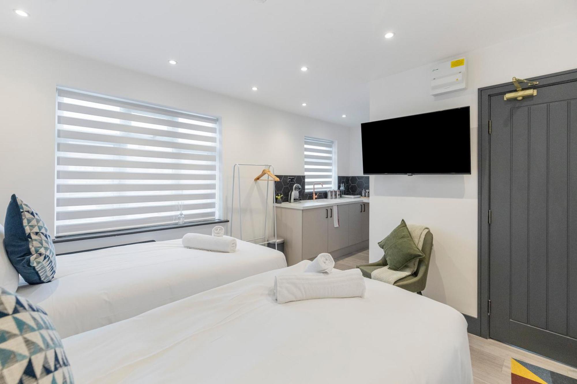 Apartment Urban Simplicity Twin Bed With Kitchenette
