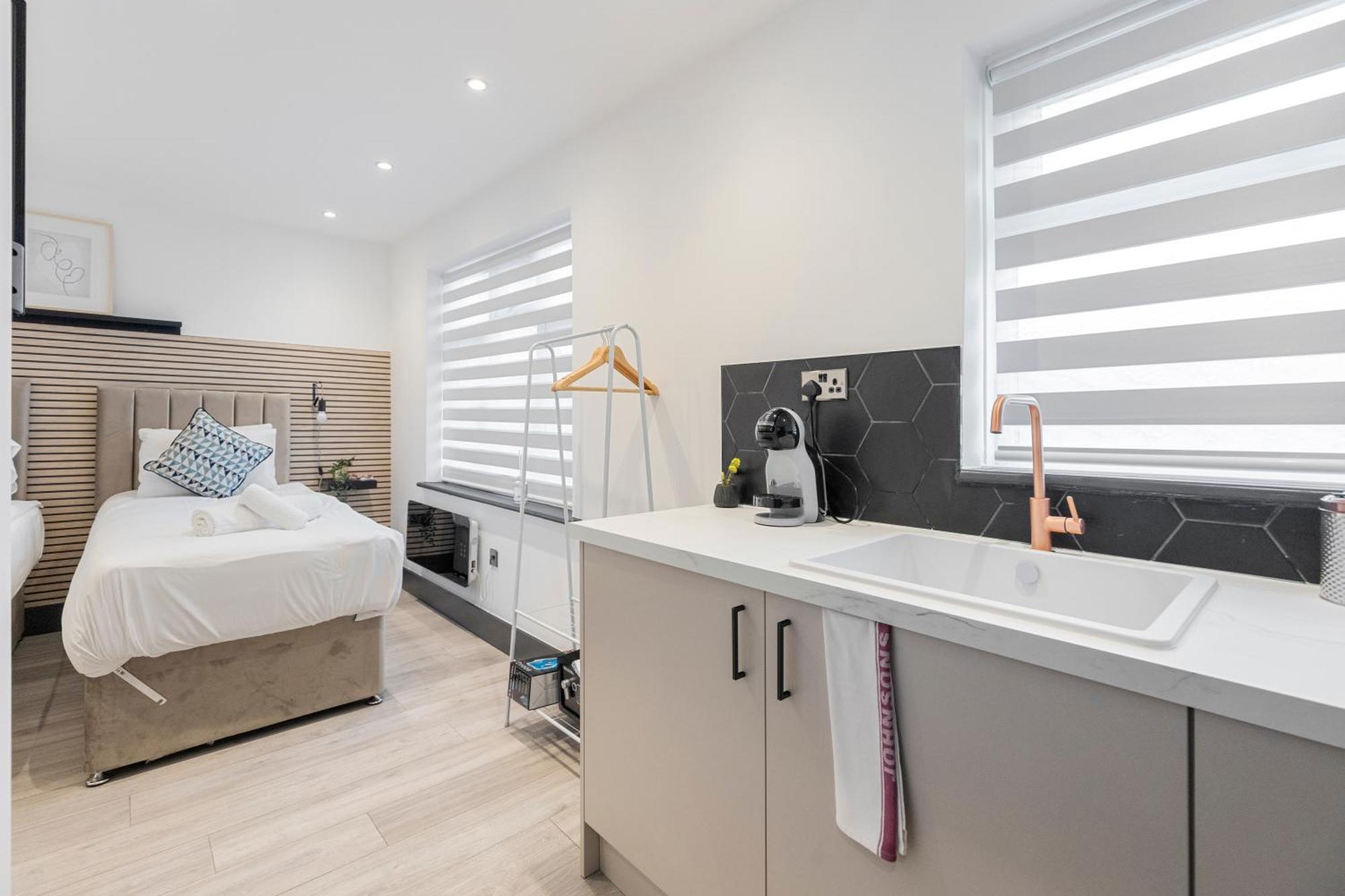 Urban Simplicity Twin Bed With Kitchenette Apartment London