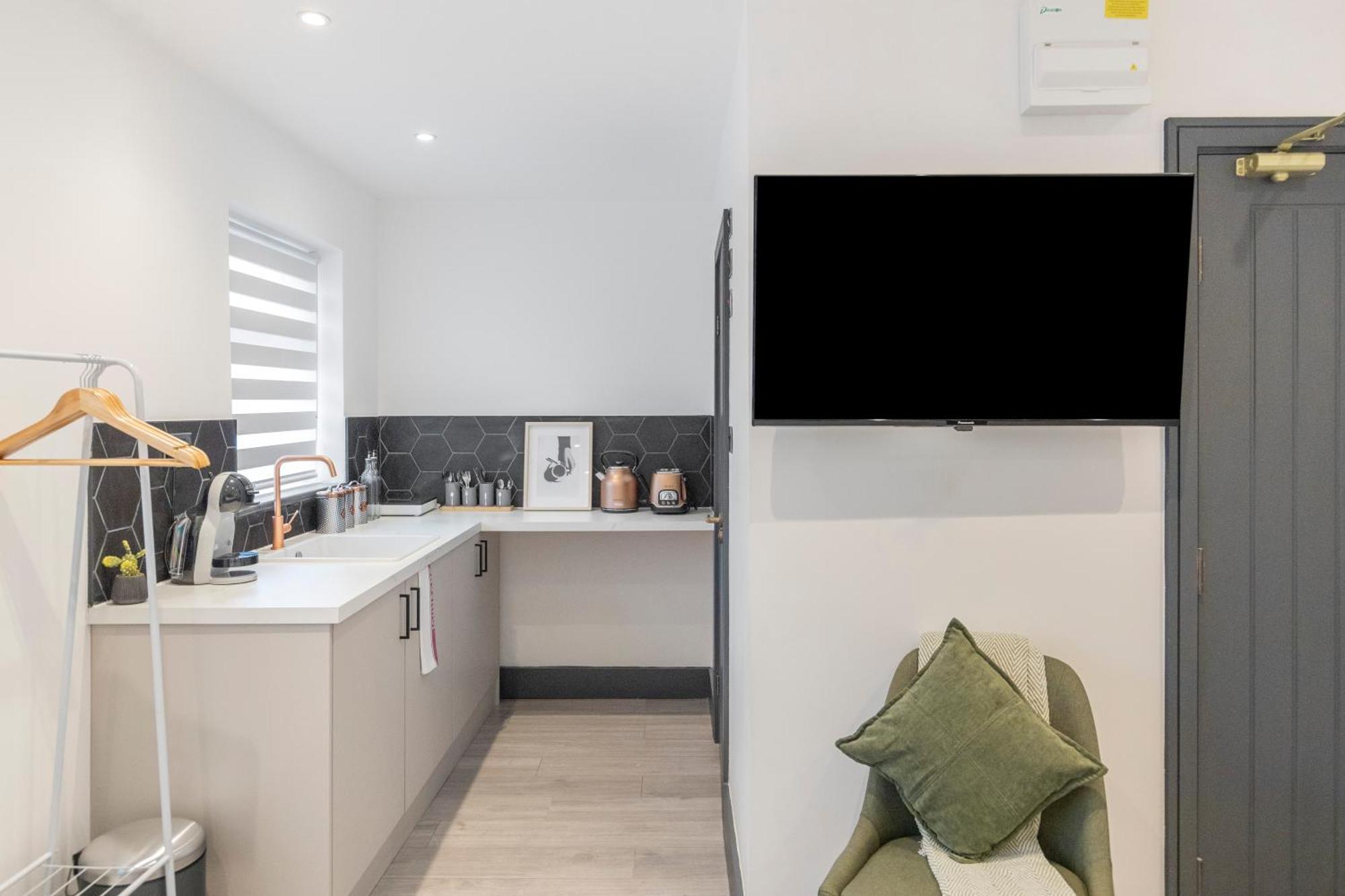 Apartment Urban Simplicity Twin Bed With Kitchenette London