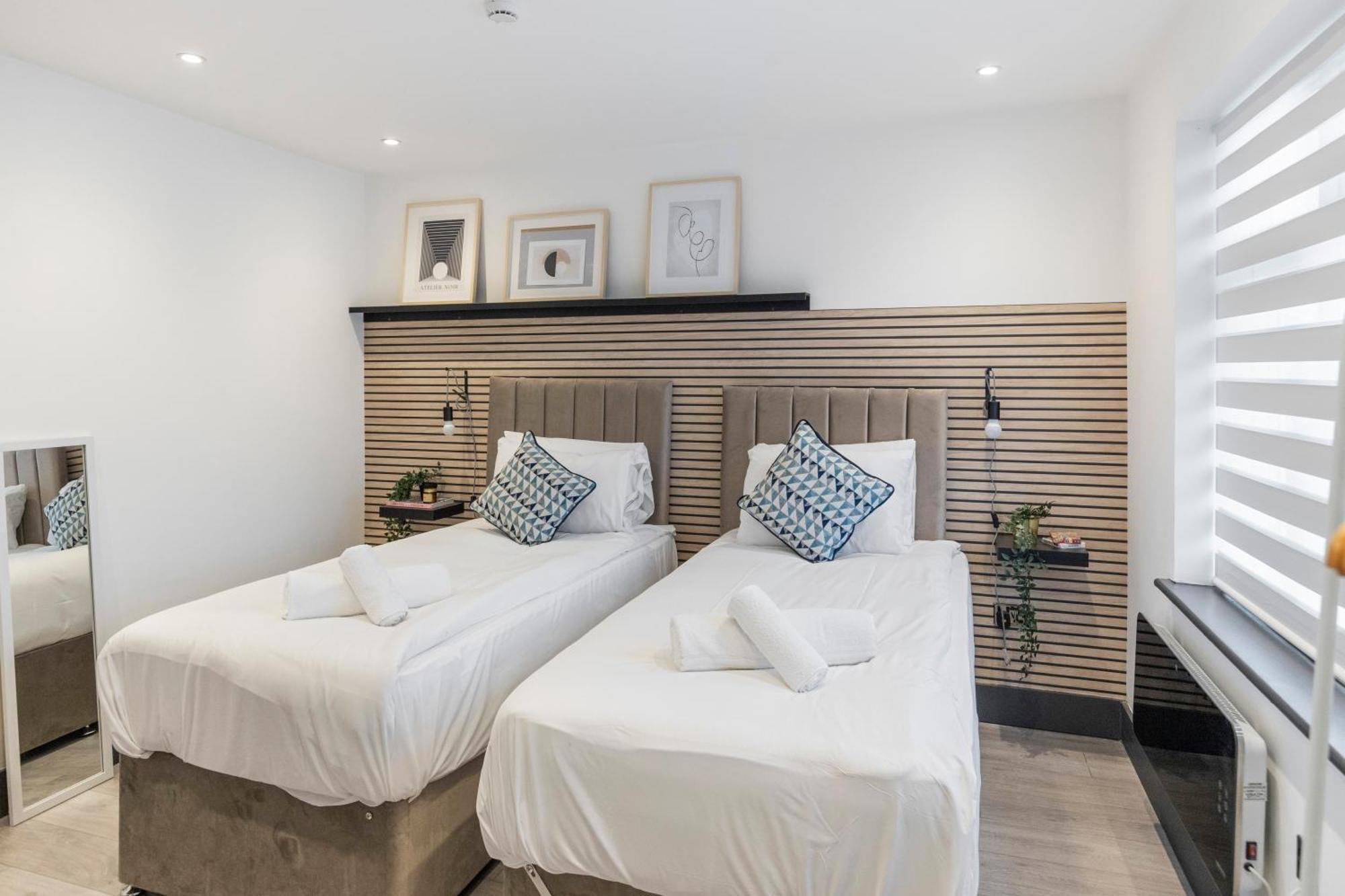 Urban Simplicity Twin Bed With Kitchenette Apartment London