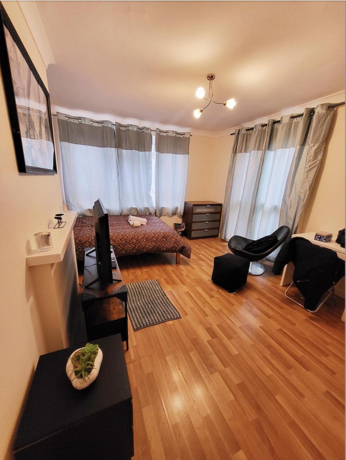 Appartement Huge And Affordable 3 Bedroom Flat In Hammersmith For 7 People With Welcome Breakfast Londen