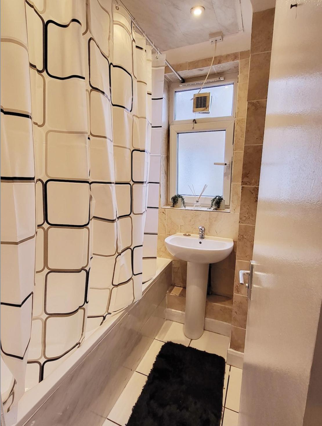 Appartement Huge And Affordable 3 Bedroom Flat In Hammersmith For 7 People With Welcome Breakfast Londen