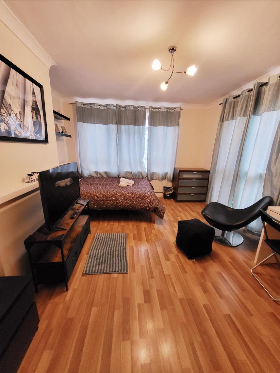 Appartement Huge And Affordable 3 Bedroom Flat In Hammersmith For 7 People With Welcome Breakfast Londen