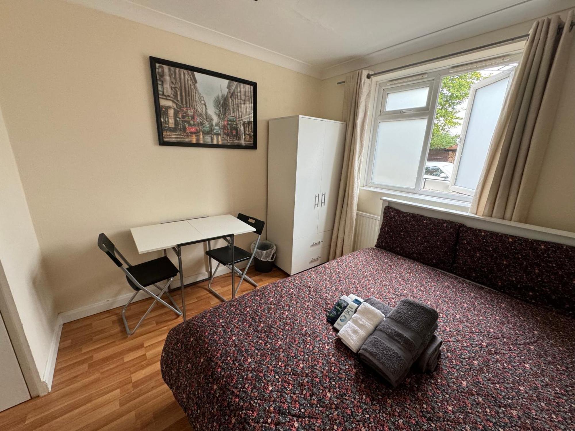 Huge And Affordable 3 Bedroom Flat In Hammersmith For 7 People With Welcome Breakfast Appartement Londen