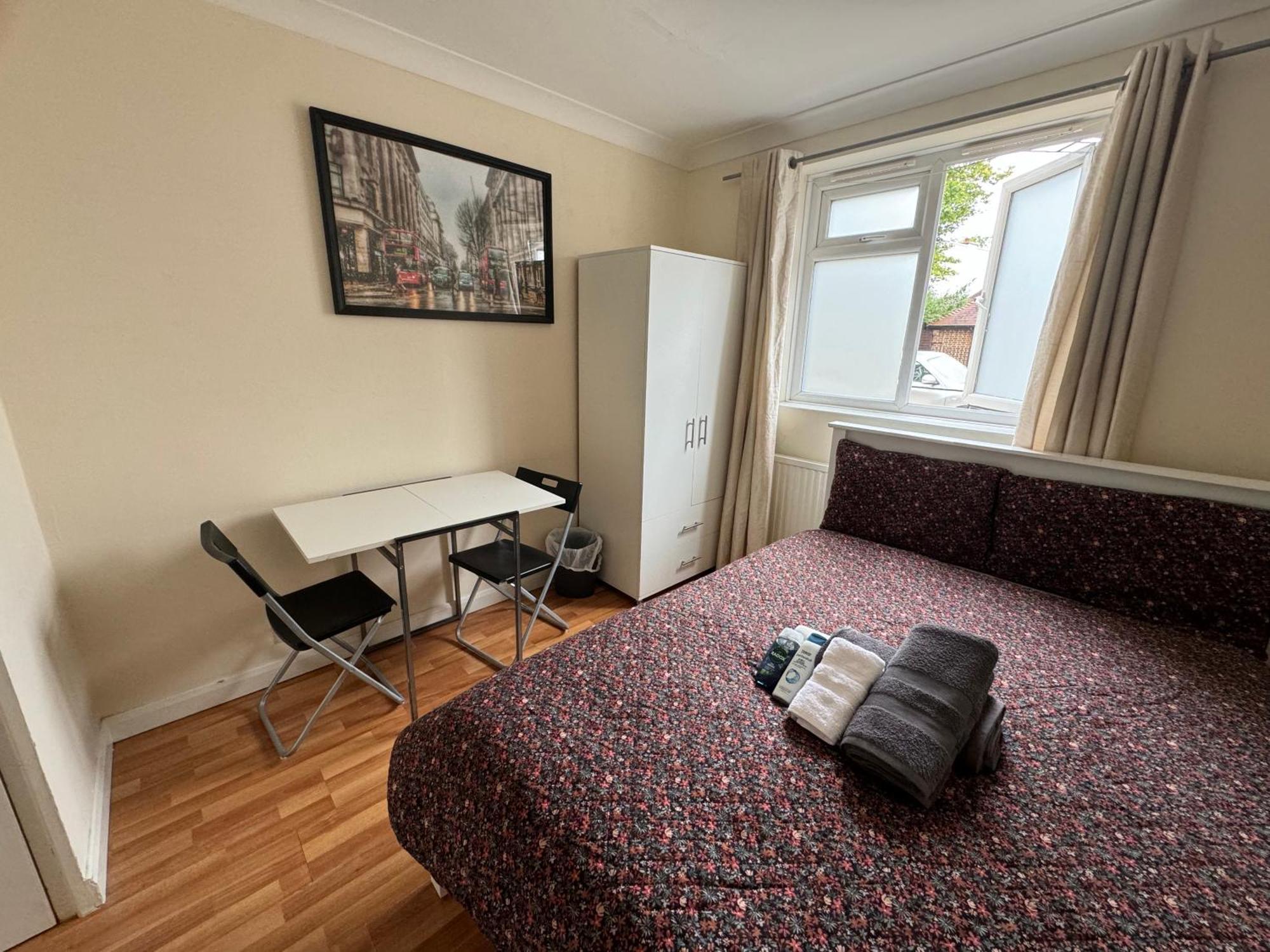 Huge And Affordable 3 Bedroom Flat In Hammersmith For 7 People With Welcome Breakfast * Londen