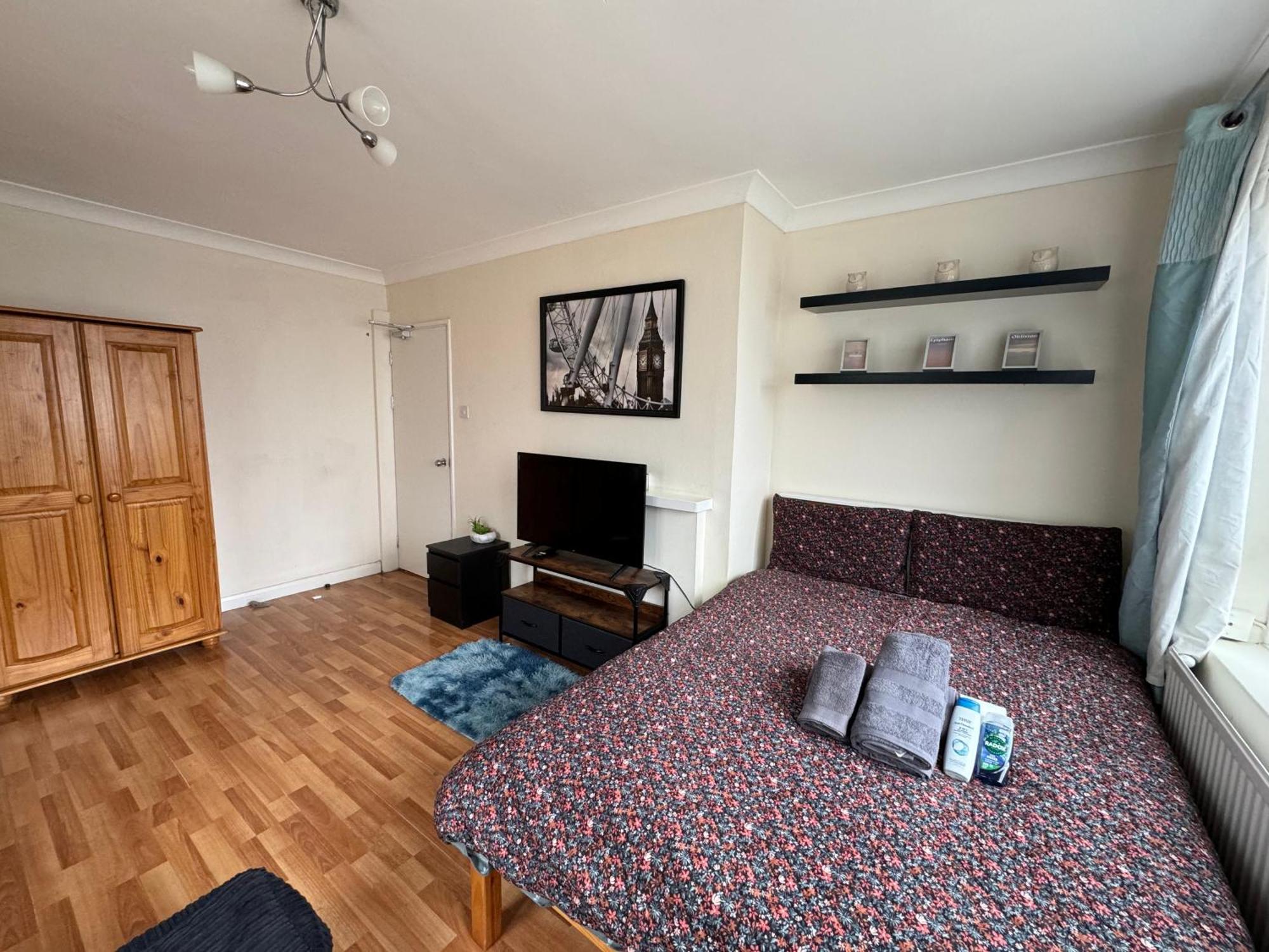Huge And Affordable 3 Bedroom Flat In Hammersmith For 7 People With Welcome Breakfast Londen