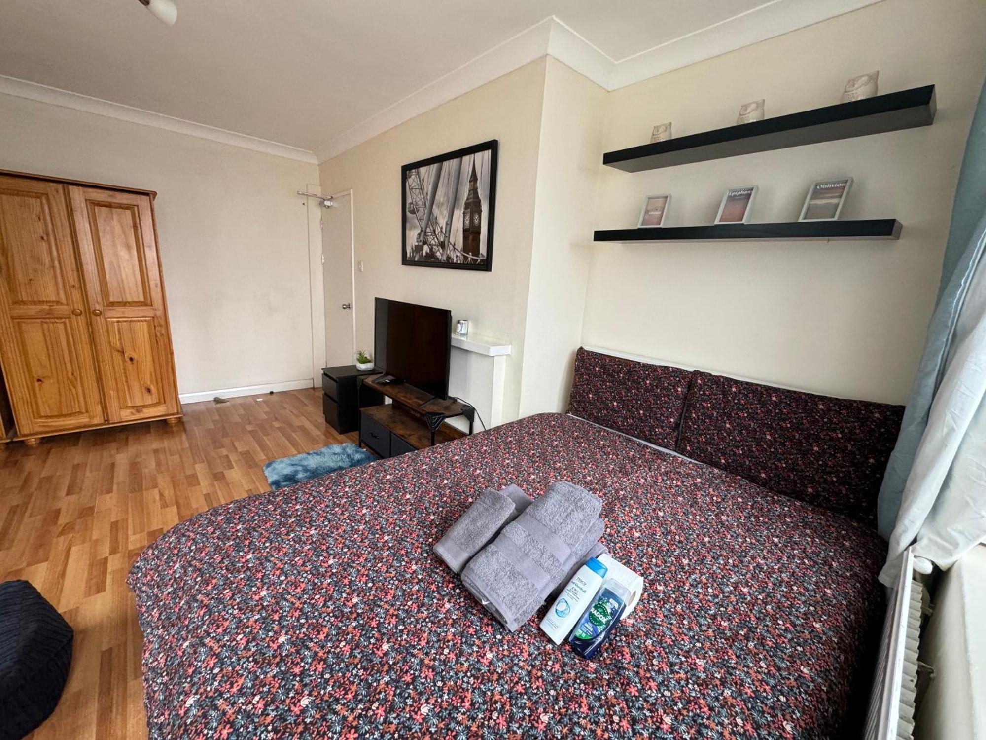 Huge And Affordable 3 Bedroom Flat In Hammersmith For 7 People With Welcome Breakfast * Londen