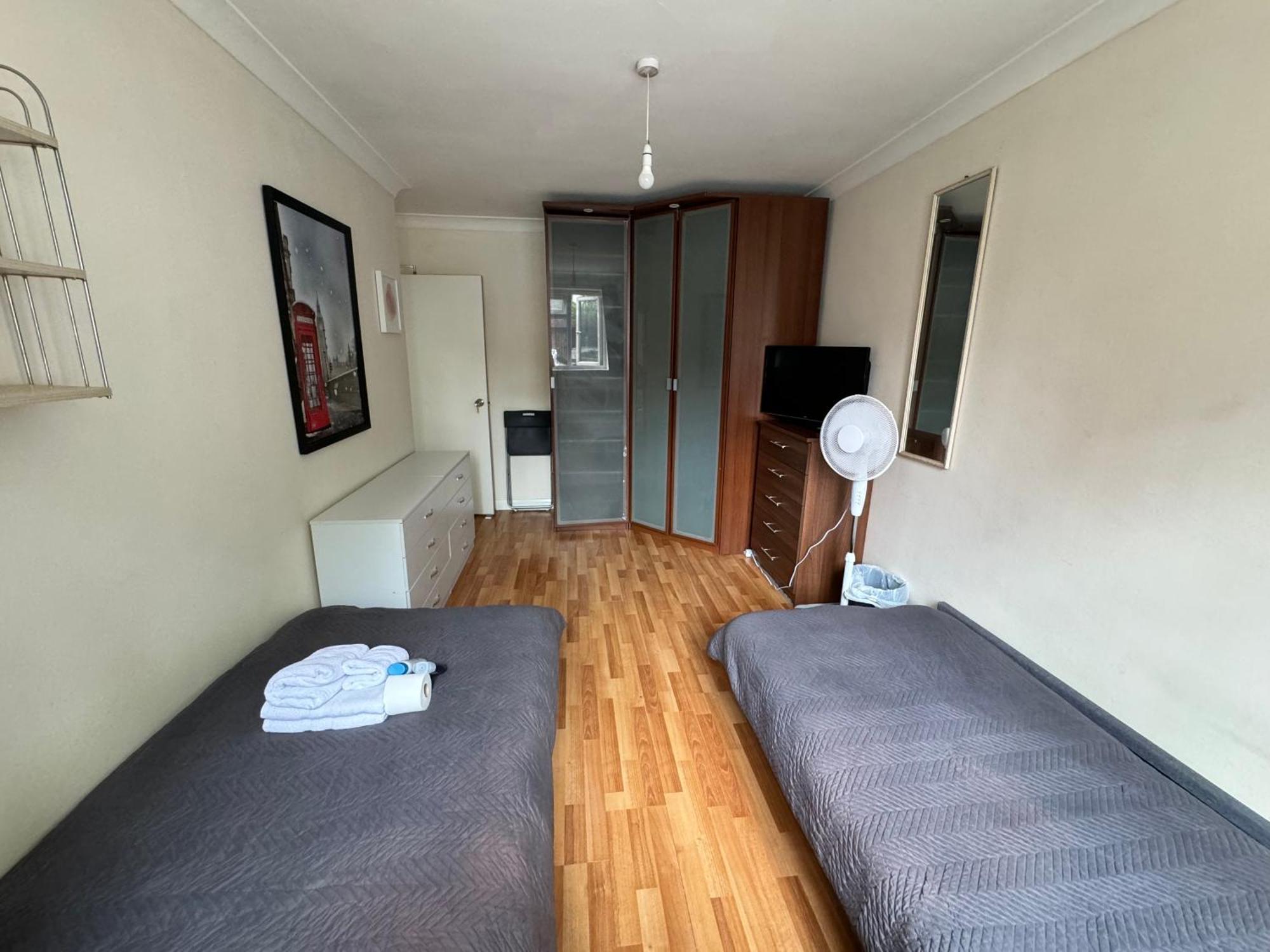 Huge And Affordable 3 Bedroom Flat In Hammersmith For 7 People With Welcome Breakfast Londen