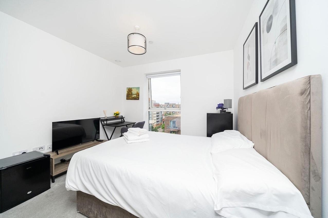 Appartement 1br Gem In Shared Near O2 Arena & Excel With Patio, Private Bath, Free Parking & Garden