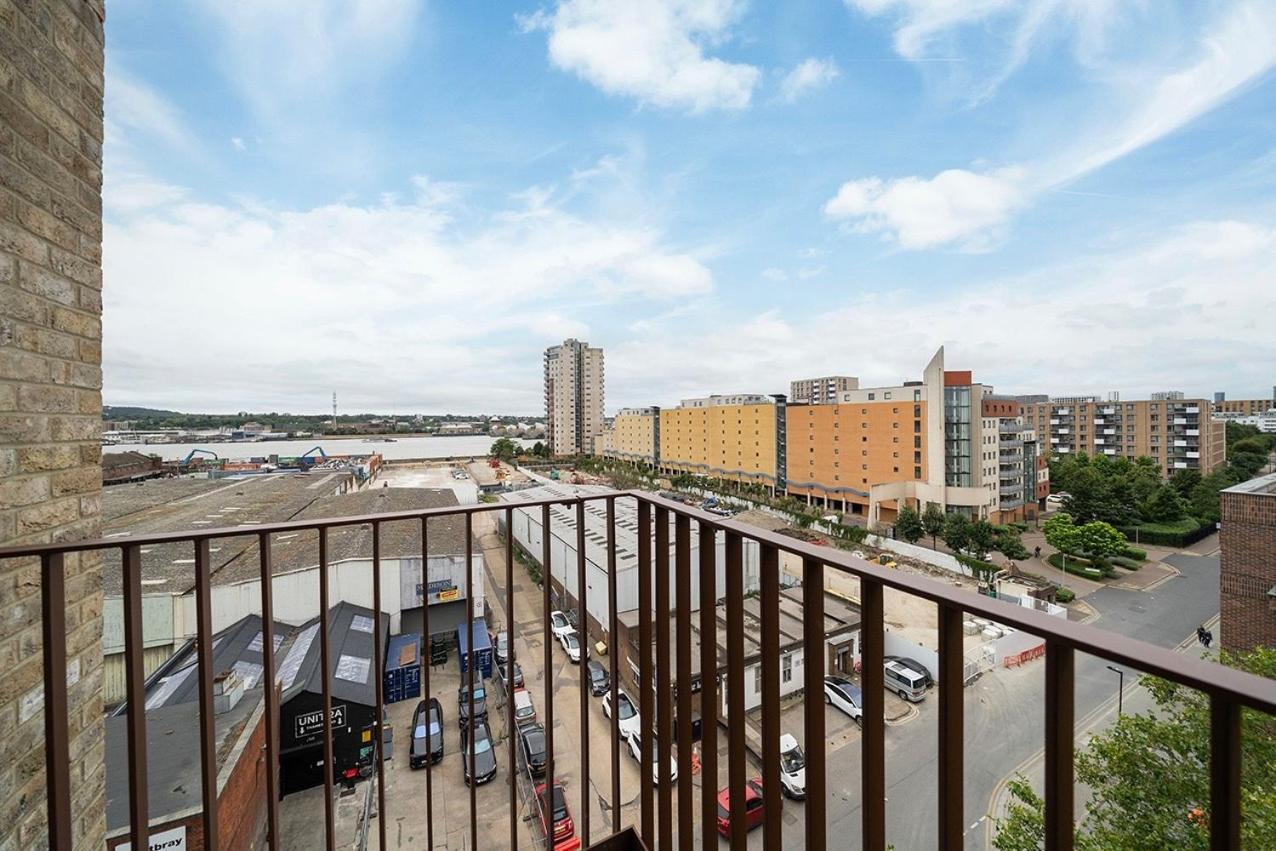 1br Gem In Shared Near O2 Arena & Excel With Patio, Private Bath, Free Parking & Garden Londen