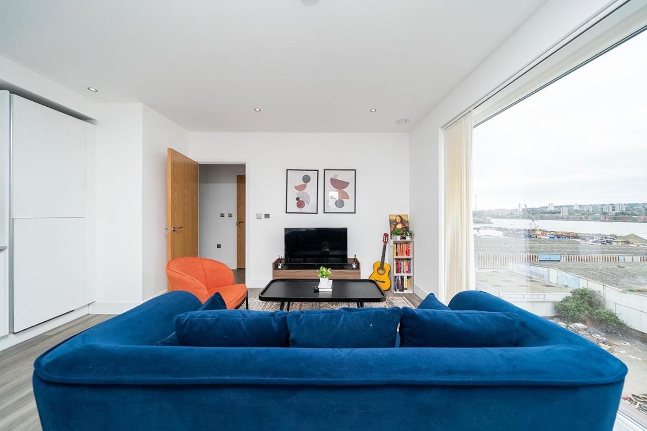 Appartement 1br Gem In Shared Near O2 Arena & Excel With Patio, Private Bath, Free Parking & Garden *