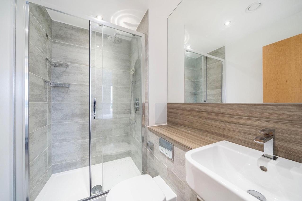 1br Gem In Shared Near O2 Arena & Excel With Patio, Private Bath, Free Parking & Garden Londen
