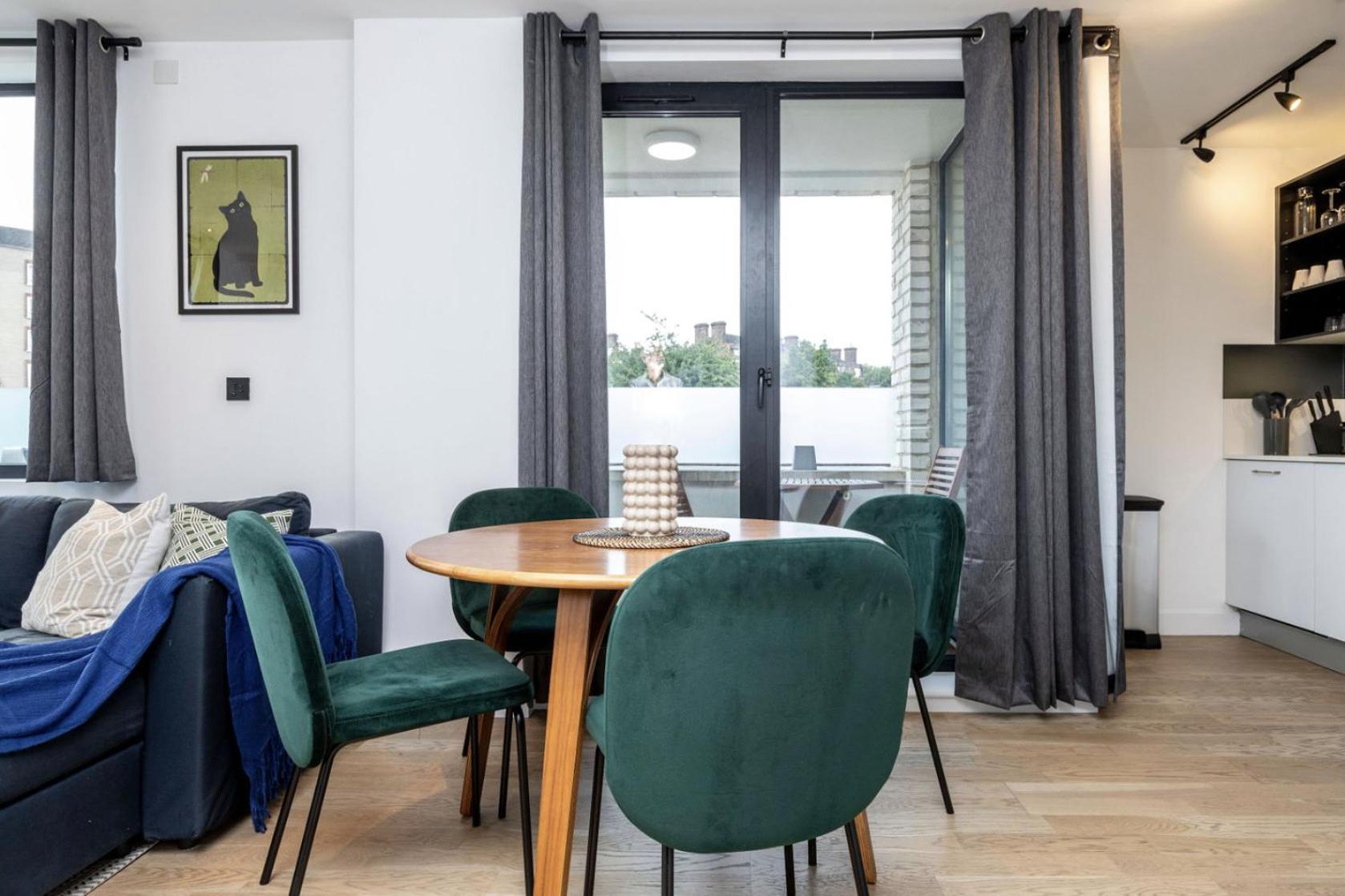 Apartment Modern Flat With Private Balcony Lift Access