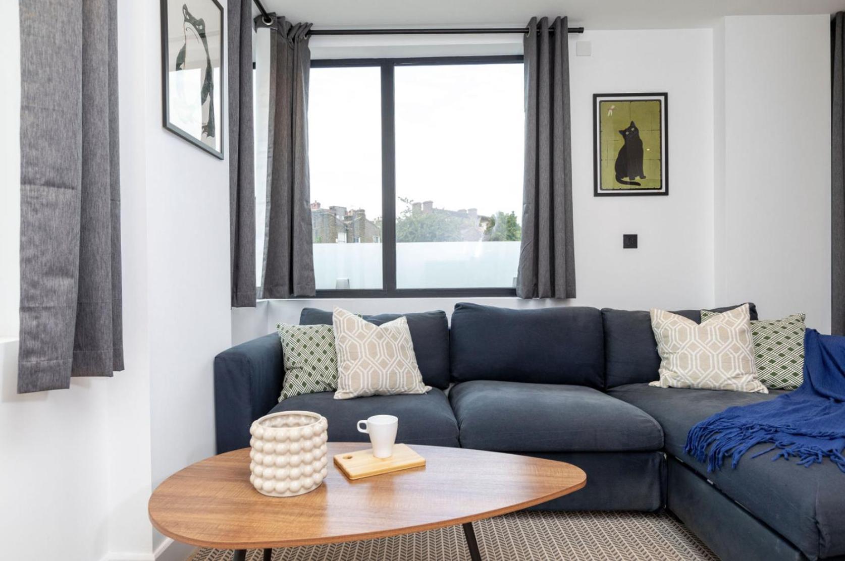 Modern Flat With Private Balcony Lift Access * London