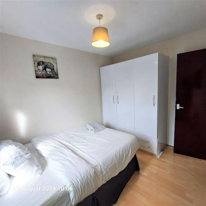 3 Bedroom House In Beckton Holiday home