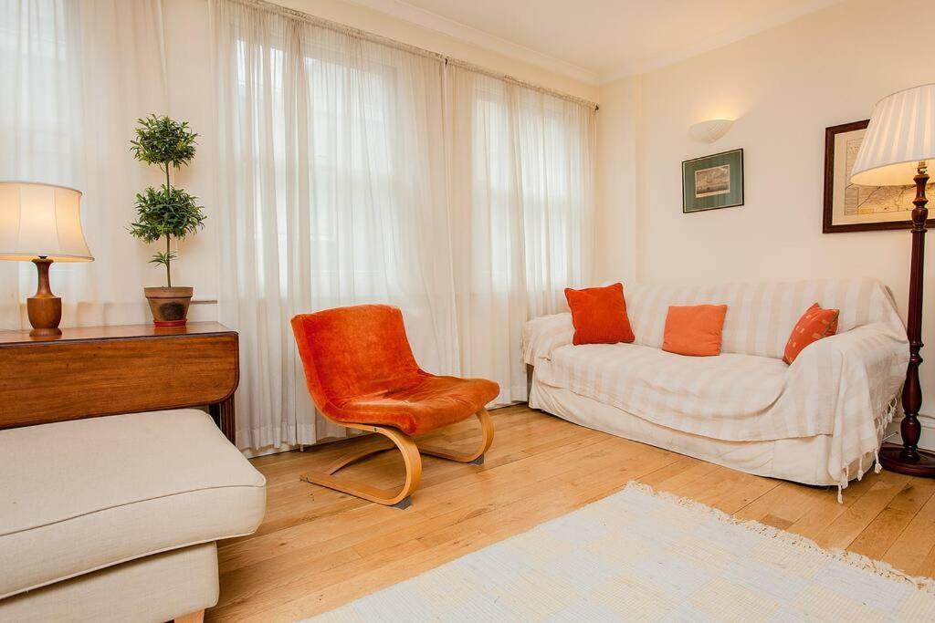 Bright 2 Bedroom Flat In Leilighet
