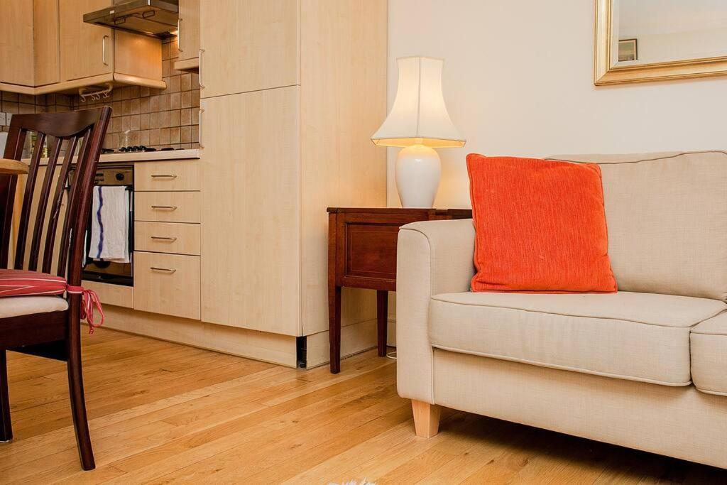 Bright 2 Bedroom Flat In Leilighet