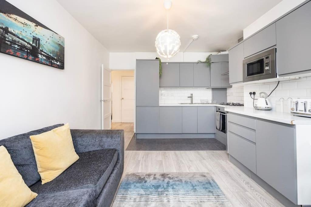 Modernised 3 Bed Pad Near Trendy Shoreditch Ground Floor With Balcony Apartment *