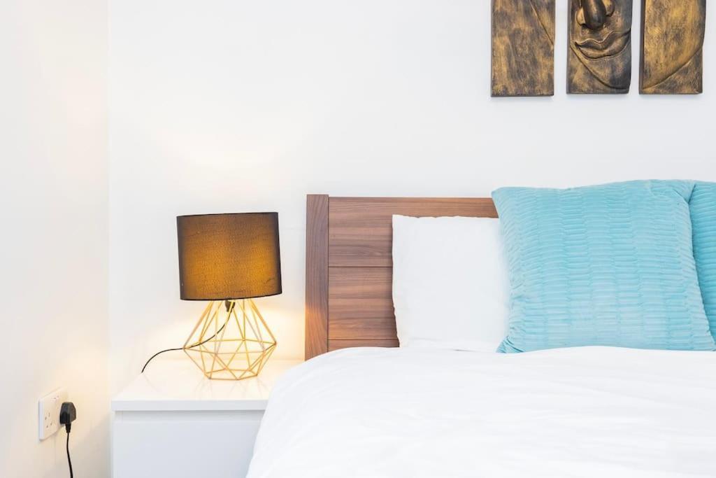 Apartment Modernised 3 Bed Pad Near Trendy Shoreditch Ground Floor With Balcony *