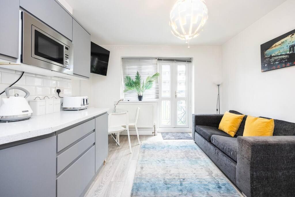 Modernised 3 Bed Pad Near Trendy Shoreditch Ground Floor With Balcony Apartment London