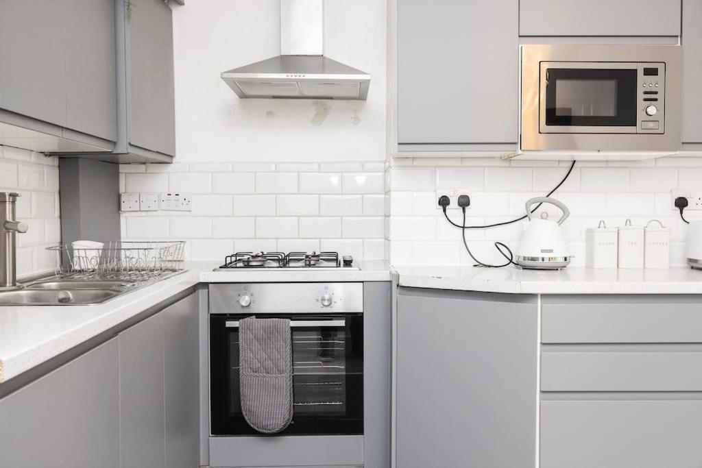 Modernised 3 Bed Pad Near Trendy Shoreditch Ground Floor With Balcony * London