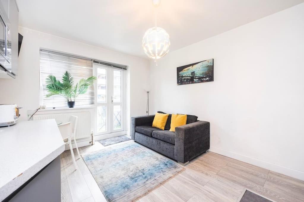 Modernised 3 Bed Pad Near Trendy Shoreditch Ground Floor With Balcony Apartment *