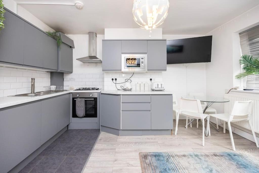 Apartment Modernised 3 Bed Pad Near Trendy Shoreditch Ground Floor With Balcony *