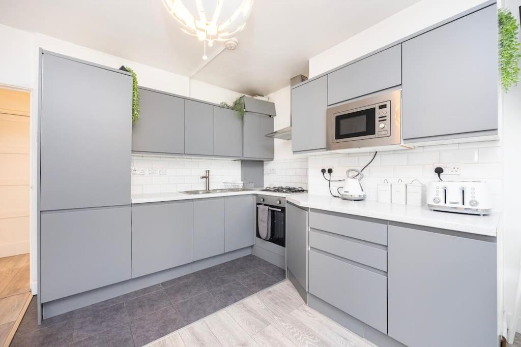 Apartment Modernised 3 Bed Pad Near Trendy Shoreditch Ground Floor With Balcony