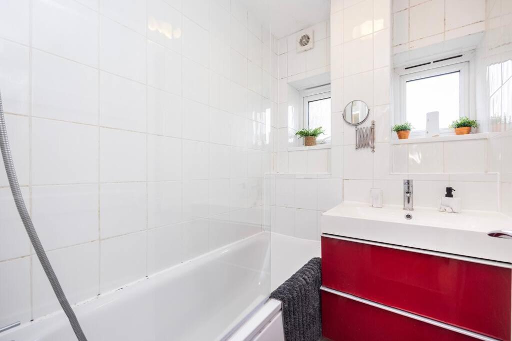 Modernised 3 Bed Pad Near Trendy Shoreditch Ground Floor With Balcony * London