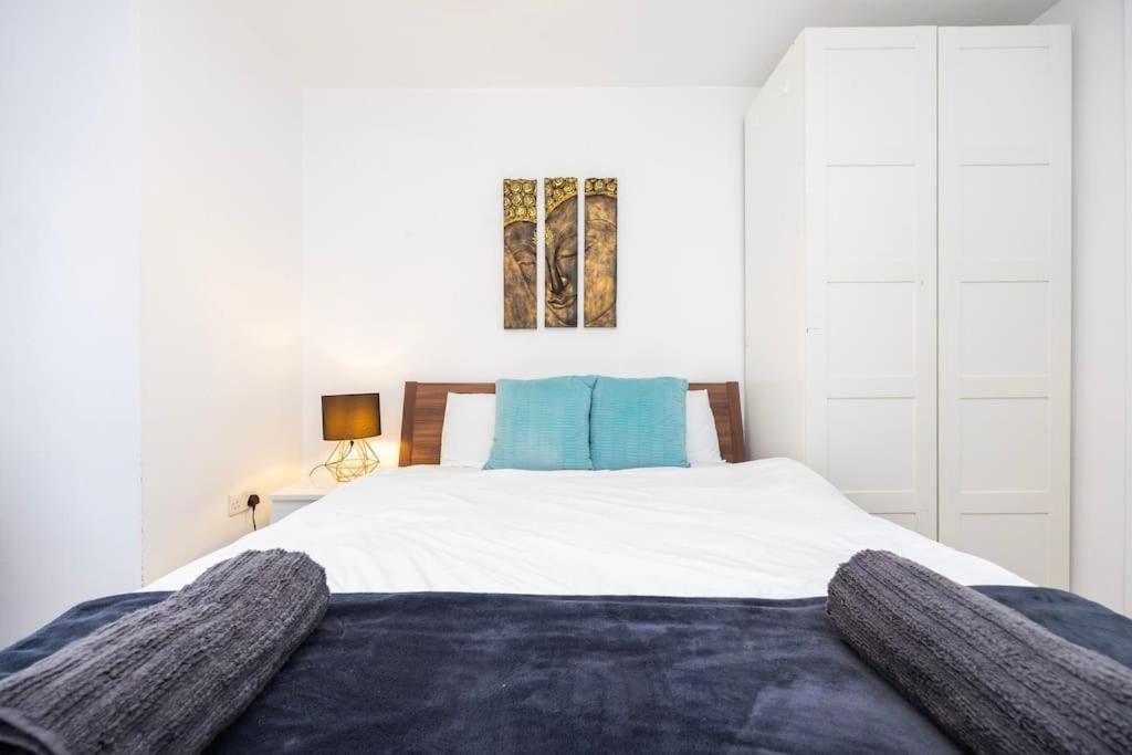 Modernised 3 Bed Pad Near Trendy Shoreditch Ground Floor With Balcony Apartment