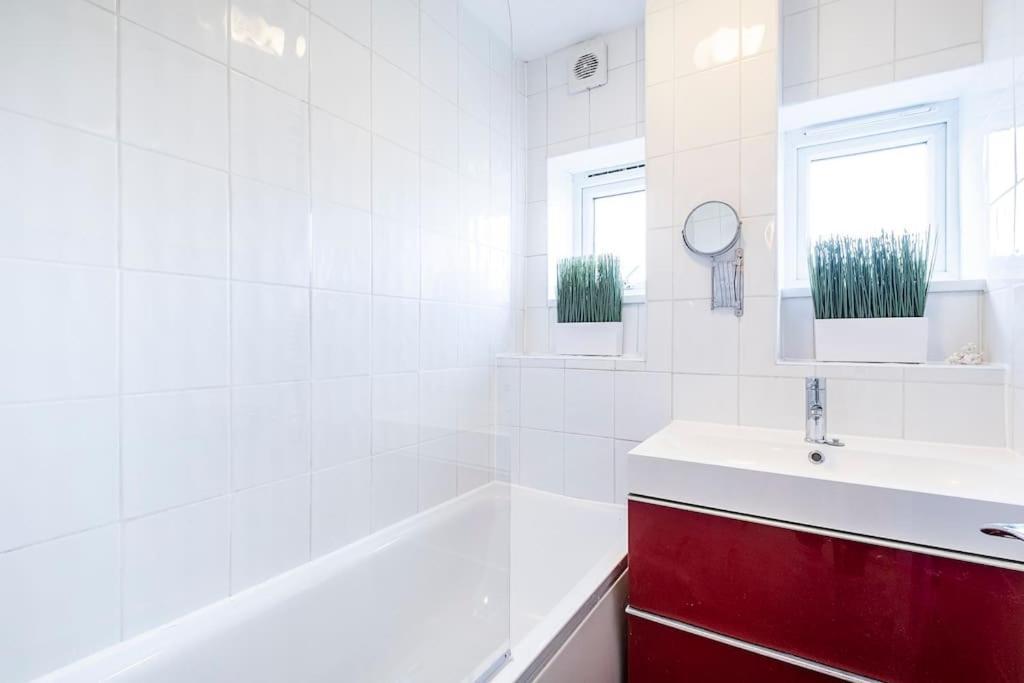 Modernised 3 Bed Pad Near Trendy Shoreditch Ground Floor With Balcony Apartment