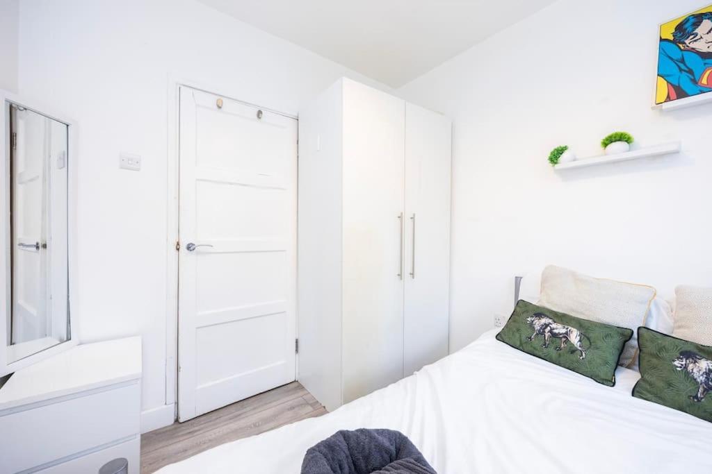Modernised 3 Bed Pad Near Trendy Shoreditch Ground Floor With Balcony Apartment *